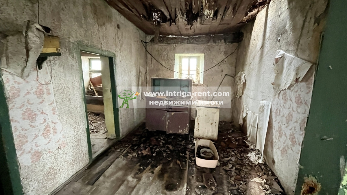 №4064 Стара едноетажна къща и парцел за продажба в село Гарваново, Хасково.