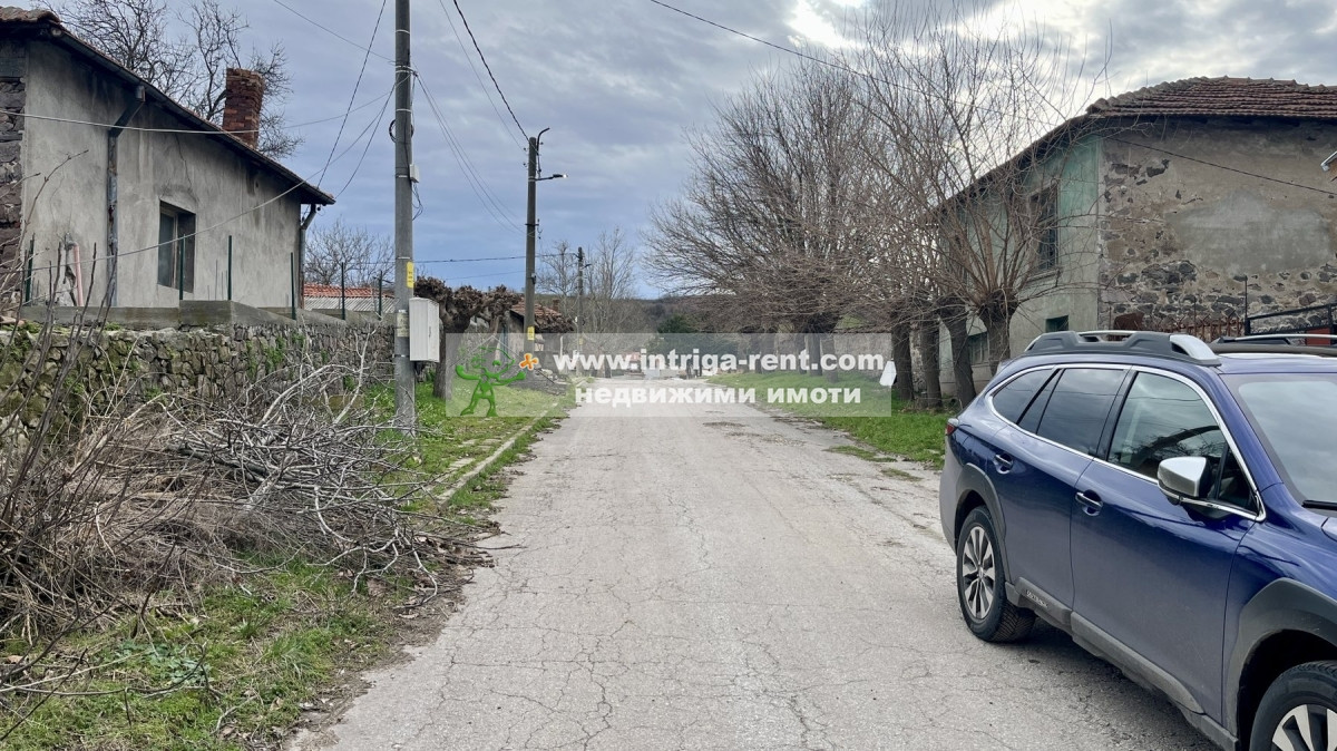 №4064 Стара едноетажна къща и парцел за продажба в село Гарваново, Хасково.