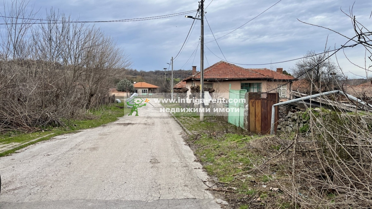 №4064 Стара едноетажна къща и парцел за продажба в село Гарваново, Хасково.