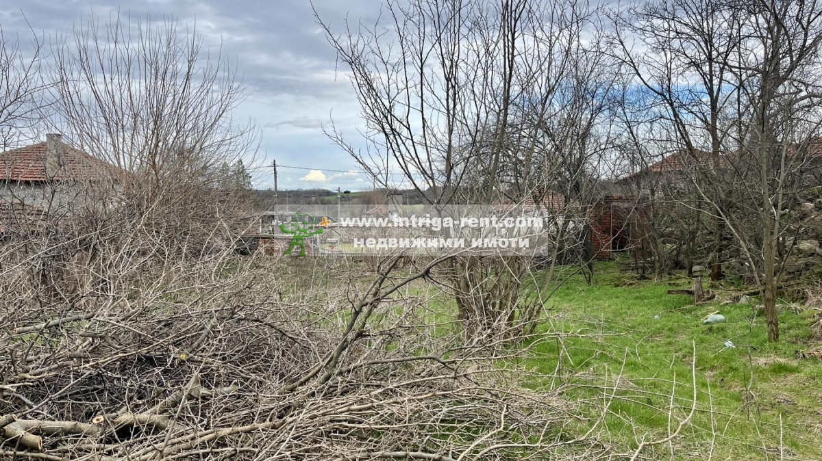 №4064 Стара едноетажна къща и парцел за продажба в село Гарваново, Хасково.