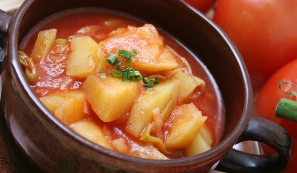 Картофи, задушени с домати