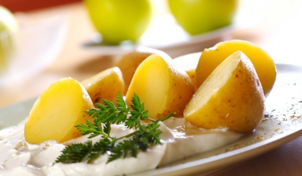 Пресни картофи с бял сос