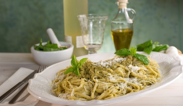 Спагети със сос от сирене и босилек