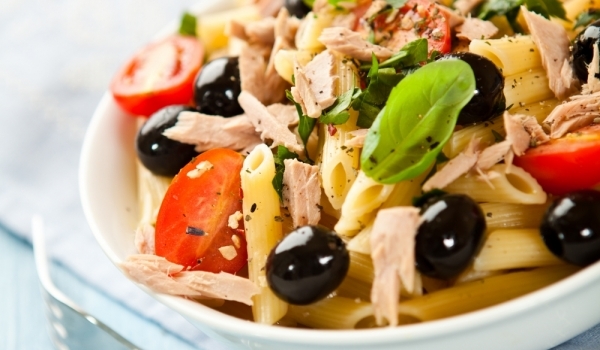 Салата с риба тон и паста