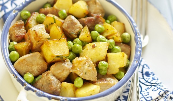 Свинско с картофи и грах на фурна