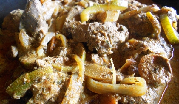 Пикантен пилешки дроб с лук и моркови в йена